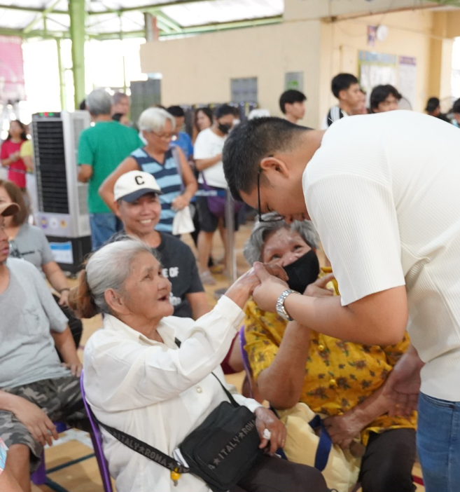 Community members of Brgy. Villa Maria Clara celebrating their partnership with Congressman Allan Reyes.