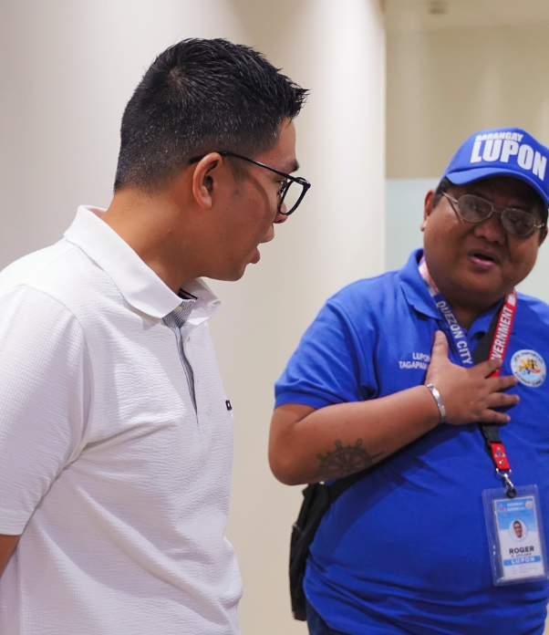 Kap. Marian Garlit addressing key community concerns with local leaders.
